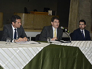 O juiz diretor do foro de BH, Marcelo Rodrigues Fioravante, o corregedor-geral de justiça, desembargador André Leite Praça, e o representante da Defensoria Pública, defensor Fernando Araújo
