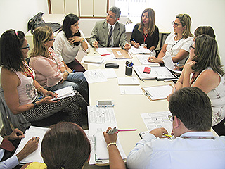Juiz coordenador do Jesp Francisco Sales Costa (c) e equipe acertam os detalhes para o Corujão da  Conciliação