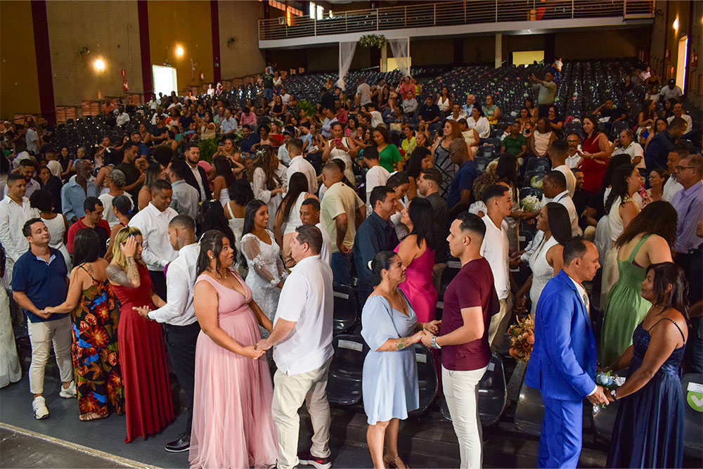 Casais participam de casamento comunitário em Ribeirão das Neves