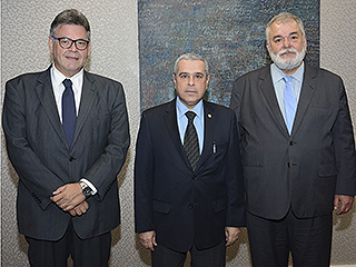 Termo de posse foi assinado pelos magistrados no gabinete do presidente do TJMG, desembargador Herbert Carneiro (ao centro)