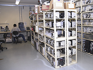 Trabalho com reúso e reciclagem de materiais abrange desde itens de papelaria a equipamentos eletrônicos