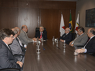 Autoridades do TJMG e representantes da Cohab Minas estiveram na reunião que tratou do convênio firmado entre as duas instituições