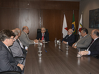 Autoridades do TJMG e representantes da Cohab Minas estiveram na reunião que tratou do convênio firmado entre as duas instituições