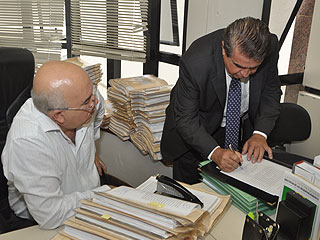 O juiz Amauri Pinto Ferreira assina termo de exercício no gabinete do presidente da 3ª Cível, Judimar Biber