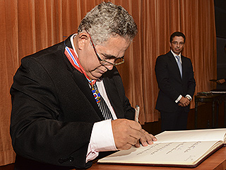 O desembargador Carlos Roberto de Faria assina o termo de posse