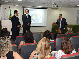 Professores Carlos Haddad e Luís Pedrosa e o superintendente da Ejef, desembargador Wagner Wilson, na abertura do curso