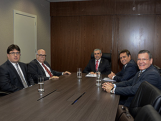 Da esquerda para a  direita, o juiz Thiago Colnago, o secretário Francisco Kupidlowiski, o presidente, desembargador Herbert Carneiro, o desembargador Marcílio Eustáquio Santos e o desembargador Antônio Braga