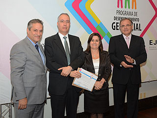 O juiz José Ricardo dos Santos de Freitas Véras (2º à esquerda) foi homenageado pela  prática "Rotina de Gabinete. Organização dos Trabalhos. Conclusão e Devolução de Processos".