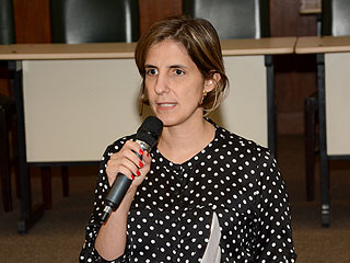 A psicóloga Letícia Greco enfatiza que, no caso de adoções inter-raciais, a família tem que estar preparada para enfrentar o preconceito da sociedade