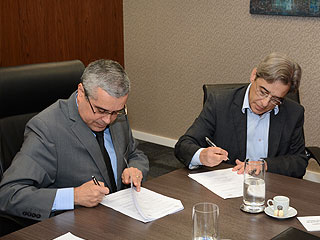O presidente do TJMG, desembargador Herbert Carneiro, e o presidente da Cemig, Mauro Lemos, assinam convênio