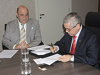 A assinatura do termo de colaboração foi feita na tarde desta quinta-feira, 16 de março, no gabinete da Presidência do TJMG