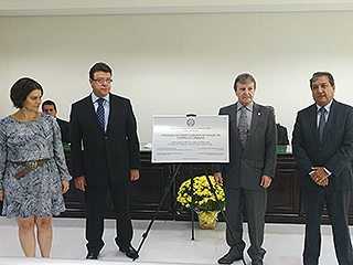 Autoridades fazem descerramento da placa de inauguração do Cejus em Uberaba