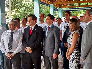 O presidente do TJMG, desembargador Herbert Carneiro, o juiz Marcos Vedovotto, e o desembargador Pedro Bittencourt em visita às instalações da Apac de Ituiutaba