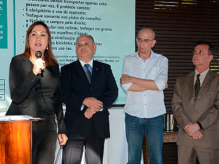 A juíza Valéria Rodrigues, ao lado do desembargador Versiani Penna, discursa no evento de lançamento