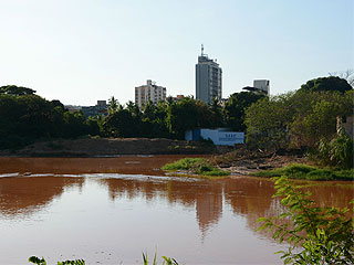 Resíduos chegam a Governador Valadares e impedem a captação de água do Rio Doce