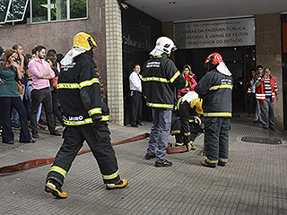 Bombeiros e brigadistas participaram do treinamento de abandono predial