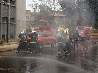 Equipe do Corpo de Bombeiros realiza simulado de evacuação de emergência e combate a incêndio