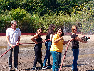 No módulo teórico, brigadistas receberam noções de primeiros socorros, e no prático, manusearam equipamentos de combate ao incêndio