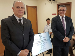 O desembargador Saulo Versiani Penna e o diretor do foro juiz Ricardo Domingos de Andrade inauguraram Cejusc em Bicas
