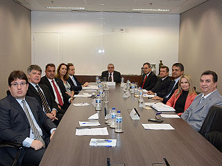 O presidente do TJMG, desembargador Herbert Carneiro (centro), com os superintendentes de áreas e juízes auxiliares