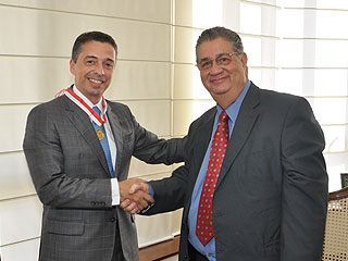 O presidente do TJMG recebe a homenagem do prefeito de Sete Lagoas