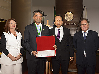 O desembargador Carlos Henrique Perpétuo Braga teve sua contribuição à justiça eleitoral reconhecida em outorga de medalha no TRE