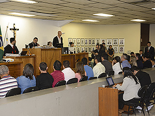 A sessão de julgamento foi aberta às 9h50 pelo juiz Elexander Camargos