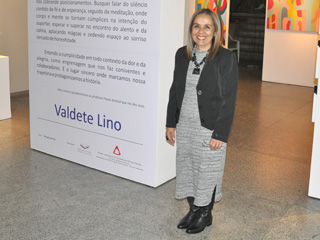 A artista Valdete Lino na abertura de sua exposição do Espaço Cultural Fórum Lafayette