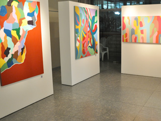 Obras abordam as variadas relações entre seres humanos, os reinos animal e vegetal e o universo, explorando o abstracionismo e o figurativismo