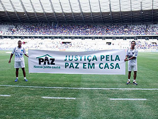 Uma faixa com a logomarca da camanha, criada por um funcionário do TRE-MG, foi exibida no Mineirão no jogo entre Atlético e Cruzeiro no último domingo