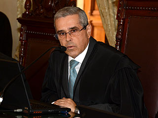 O desembargador Herbert Carneiro preside a primeira sessão do ano