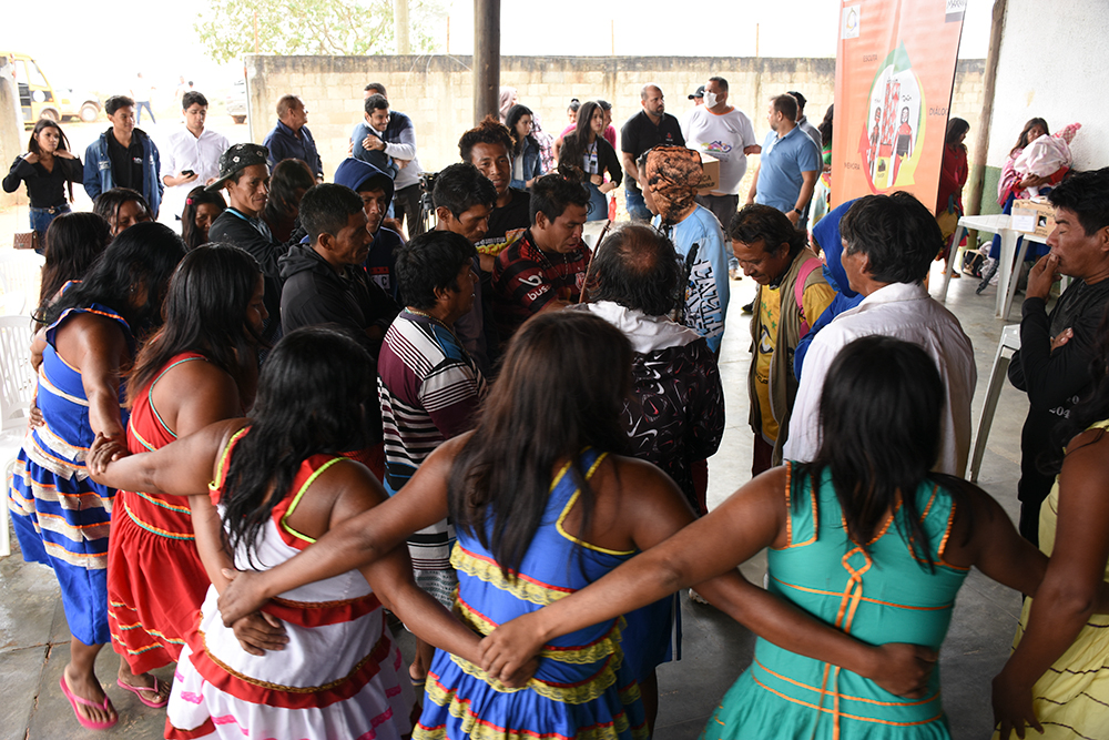 As mulheres maxakalis dançam e comemoram a chegada das instituições para levar mais cidadania às aldeias indígenas