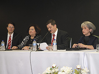 As professoras Karel Reynolds e Connie Davies (da esq. para a dir.) foram as palestrantes