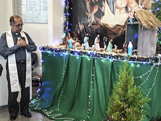O padre Antônio Firmino Lopes Lana abençoou o presépio confeccionado por servidores e funcionários da comarca