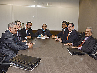 O presidente Herbert Carneiro (centro) intermediou negociação entre o Estado e o Banco do Brasil