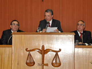 O presidente do TJMG, Herculando Rodrigues, abre a sessão solene de entrega da medalha
