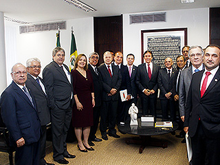 O senador Eunício Oliveira (centro) recebeu presidentes do Tribunais de Justiça. À esquerda o vice-presidente do TJMG, desembargador Geraldo Augusto, representando o Tribunal mineiro.
