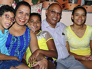 Sandra, Rogério e seus três filhos