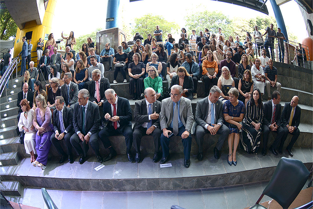 A solenidade foi realizada no anfiteatro do prédio e contou com a presença de vários convidados e do público que passava pela Praça da Liberdade