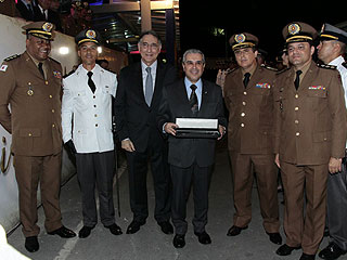 O presidente Herbert Carneiro (centro) revelou que estava honrado por ser paraninfo do curso de Formação de Oficiais (CFO) da Polícia Militar de Minas Gerais (PMMG)
