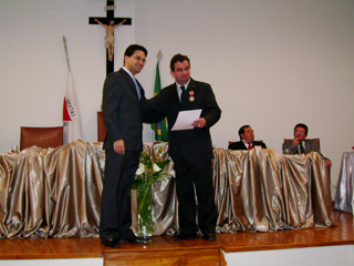 MEDALHA  Juiz Enismar Kelley de Souza e Freitas e juiz Renato Zouain Zupo, durante cerimônia em São João Evangelista.