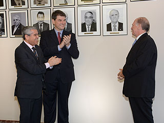 O presidente do TJMG, desembargador Herbert Carneiro, o corregedor-geral de Justiça, desembargador André Leite Praça, e o ex-corregedor desembargador Antônio Sérvulo dos Santos no momento da inauguração da foto