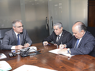 Presidente Herbert Carneiro (centro) e o desembargador Saulo Versiani (direita) firmam parceria com o MP