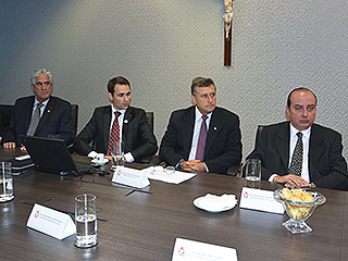 O superintendente Sérgio André (3° da esq. para a dir.) obteve bons índices na redução de gastos