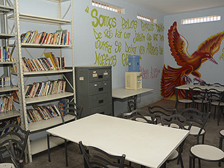 Biblioteca também foi composta com doações da população