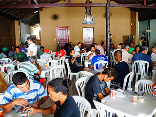 Pessoas em situação de rua receberam lanche e almoço durante a realização do evento