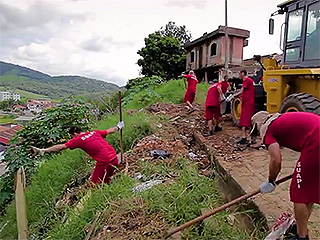 Oito detentos começaram a fazer a limpeza das ruas. Como pagamento, eles recebem a remissão da pena. A cada três dias trabalhados, eles reduzem um dia na condenação.