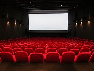 Na entrada de cinemas e teatros, os menores de 18 anos e seus responsáveis devem apresentar documento de identidade