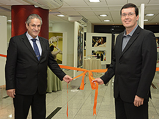 O desembargador Wagner Wilson e o vice-presidente de RH da ArcelorMittal, Ricardo Garcia, inauguram a exposição