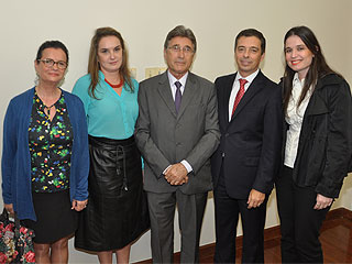 O presidente do TJMG Pedro Bitencourt Marcondes recebeu o magistrado francês Jean-Luc Pierre